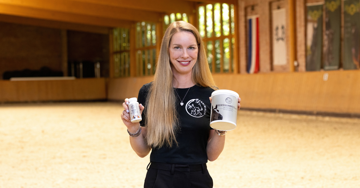 Katrin von Annimally mit Futterergänzungen – Sparboxen für Hunde, Katzen & Pferde