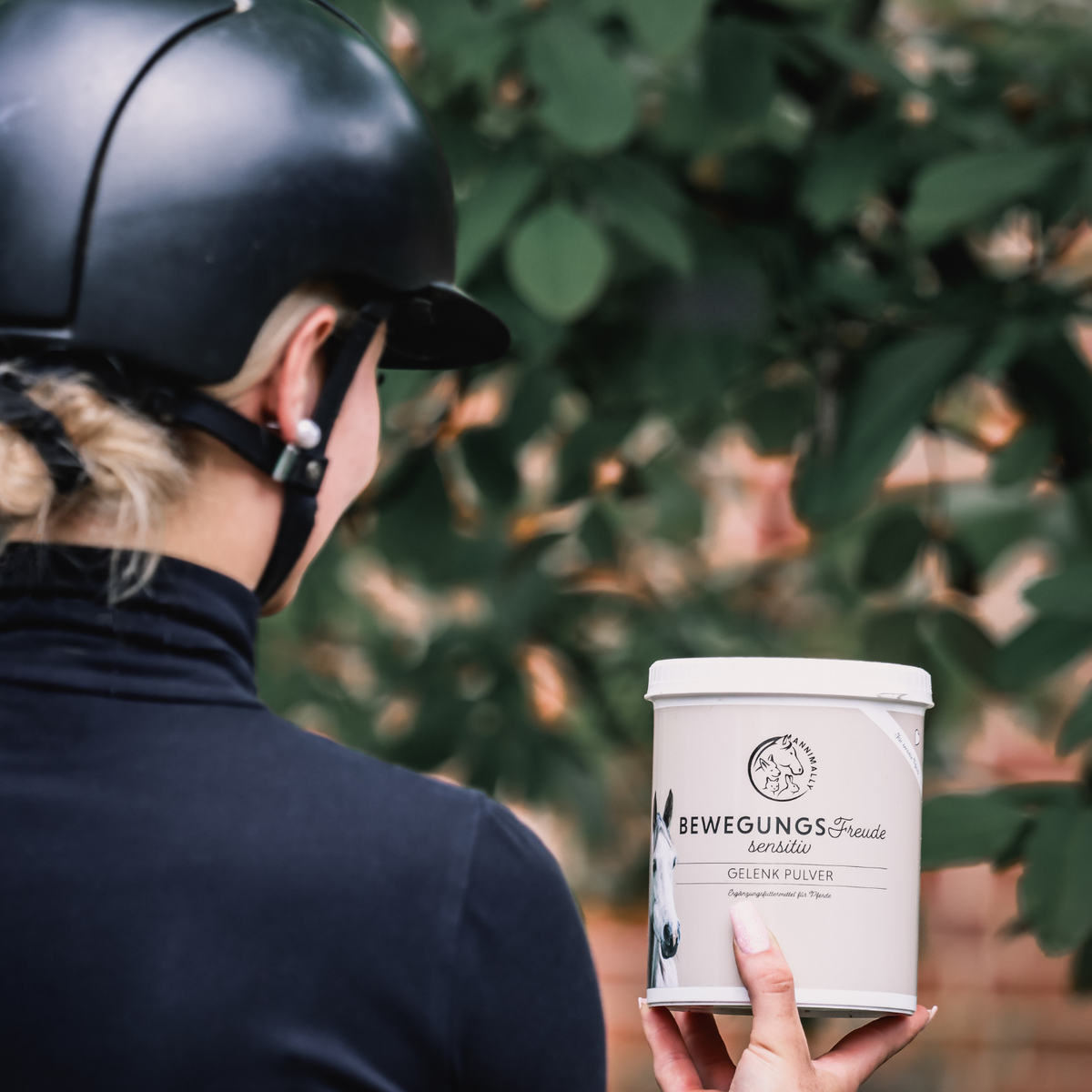 Futterergänzung für Pferde – Reiterin mit Annimally Gelenk-Pulver Sensitiv