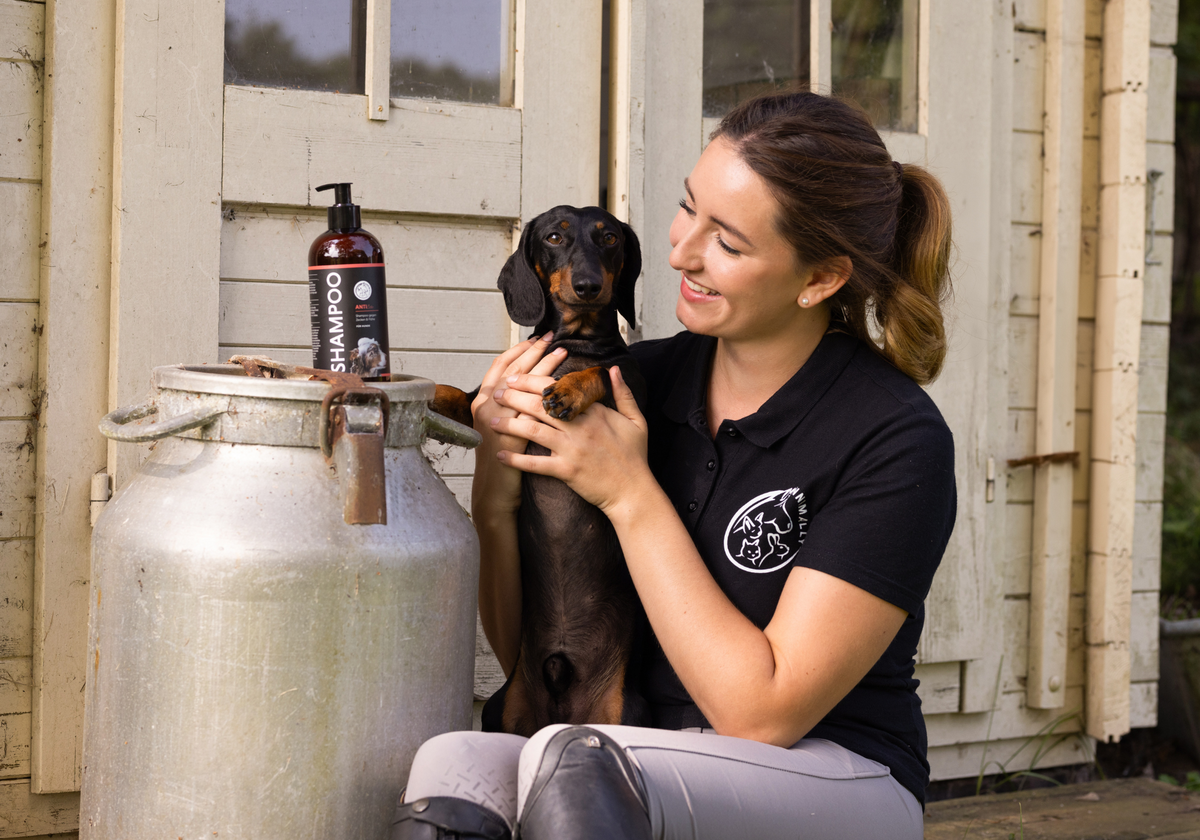 Futterzusätze & Pflegemittel für Hunde – Frau mit Dackel und Annimally Produkt